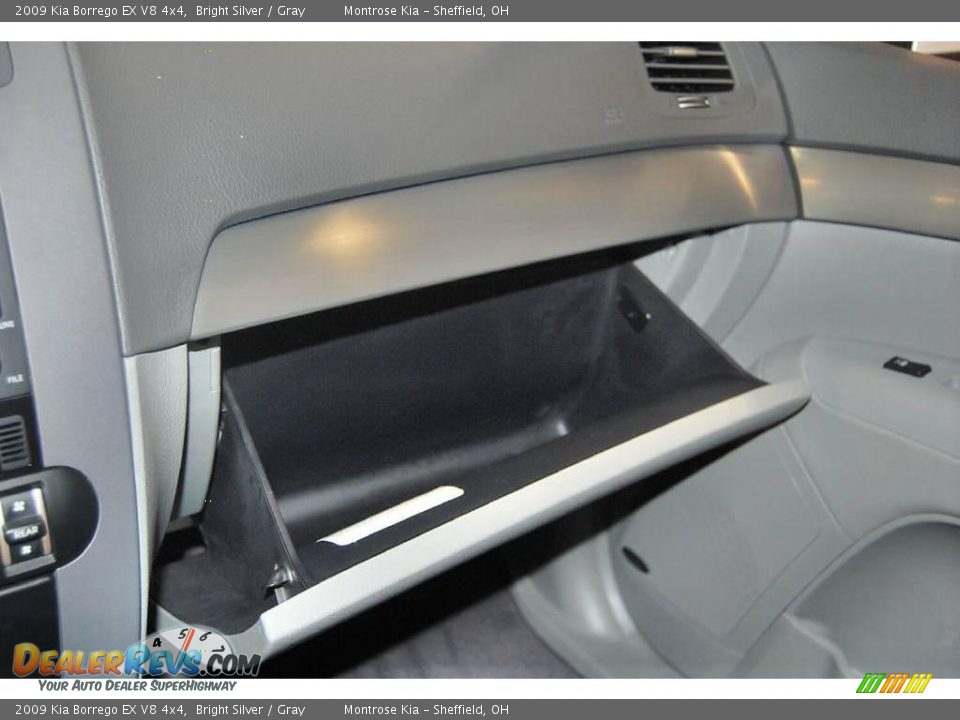 2009 Kia Borrego EX V8 4x4 Bright Silver / Gray Photo #26