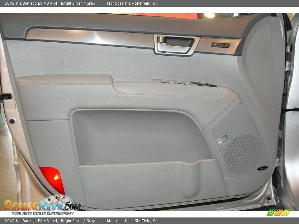 2009 Kia Borrego EX V8 4x4 Bright Silver / Gray Photo #27