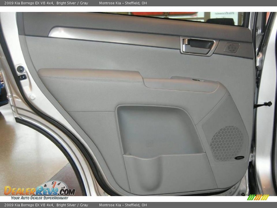2009 Kia Borrego EX V8 4x4 Bright Silver / Gray Photo #28