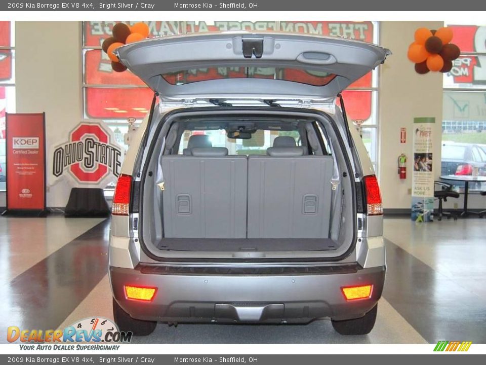 2009 Kia Borrego EX V8 4x4 Bright Silver / Gray Photo #30