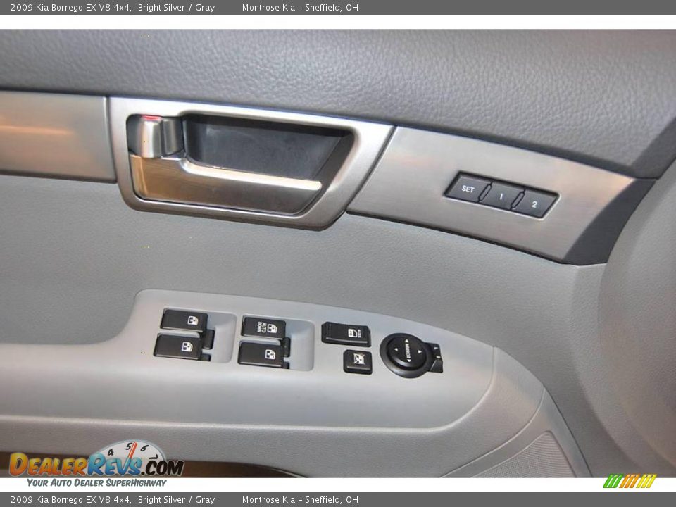 2009 Kia Borrego EX V8 4x4 Bright Silver / Gray Photo #32