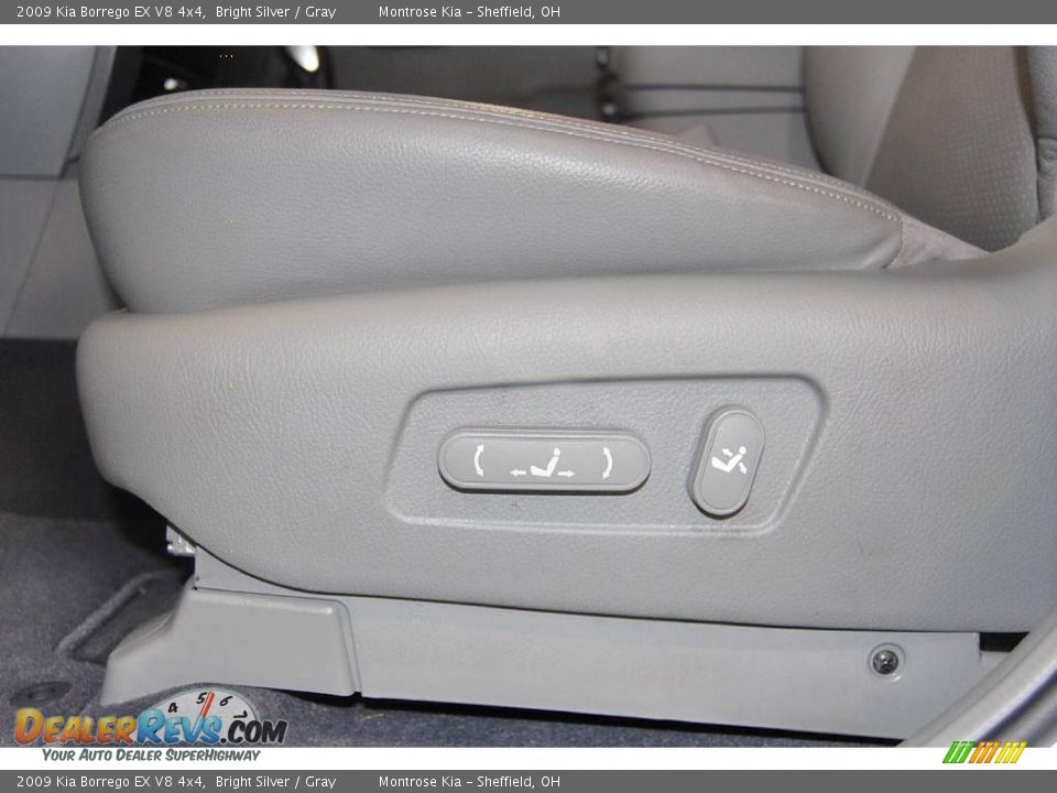 2009 Kia Borrego EX V8 4x4 Bright Silver / Gray Photo #33