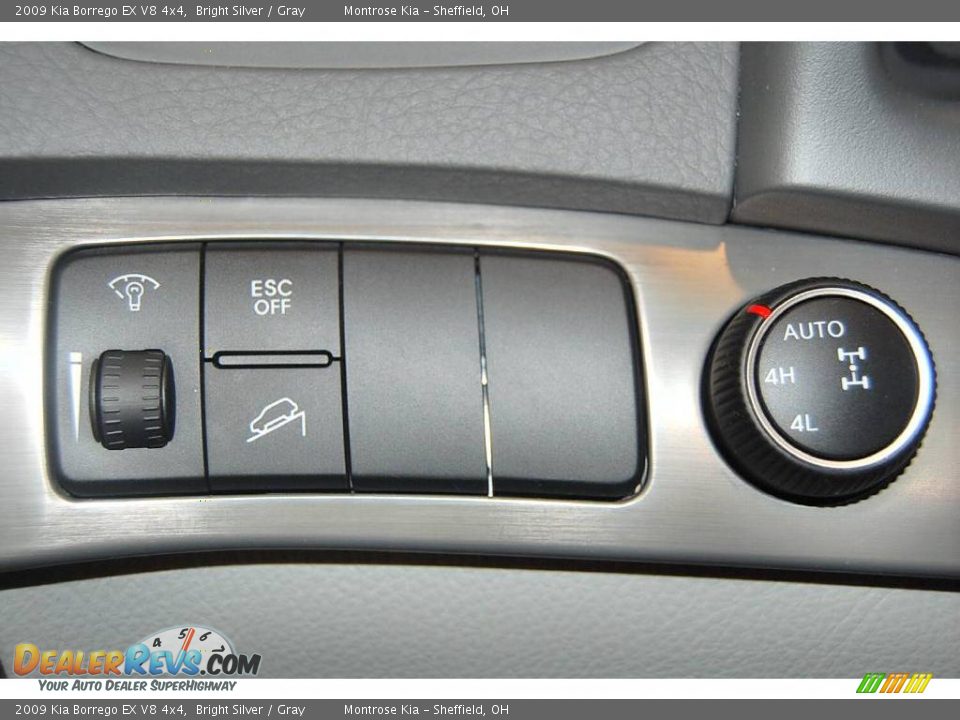 2009 Kia Borrego EX V8 4x4 Bright Silver / Gray Photo #34