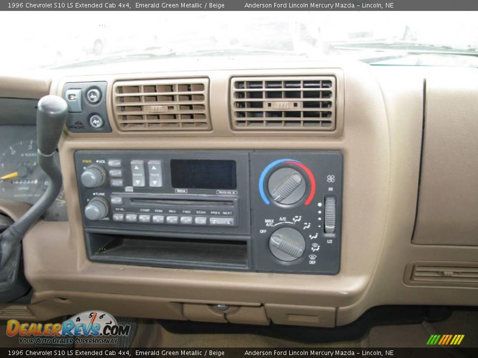 Controls of 1996 Chevrolet S10 LS Extended Cab 4x4 Photo #12