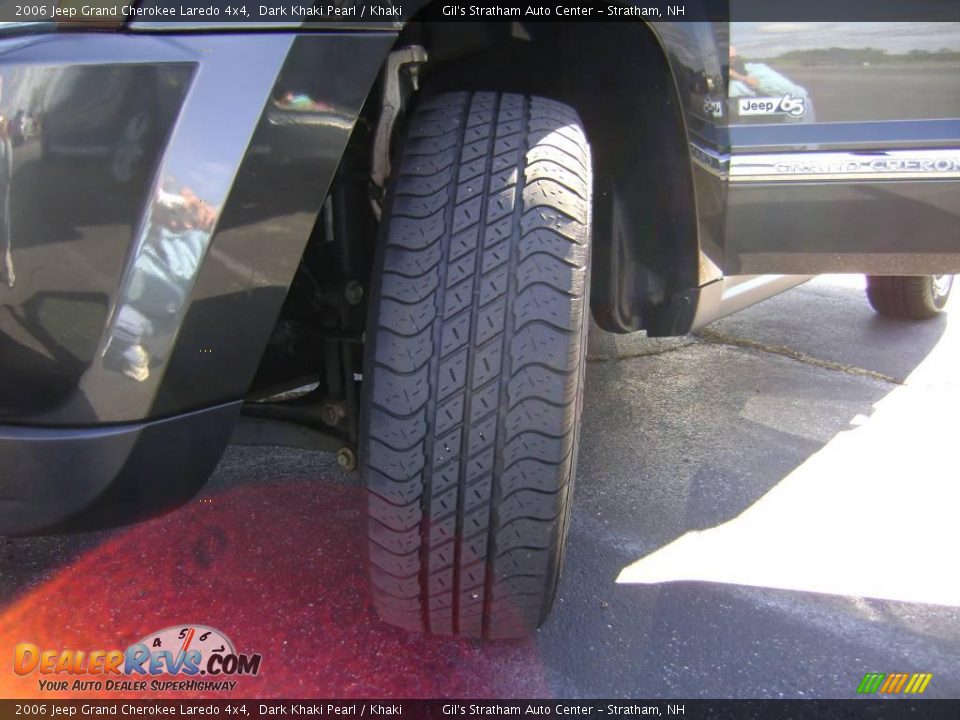 2006 Jeep Grand Cherokee Laredo 4x4 Dark Khaki Pearl / Khaki Photo #17