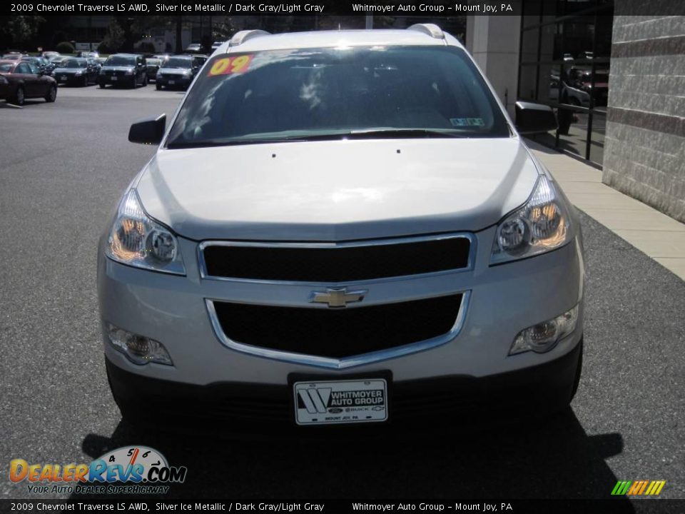 2009 Chevrolet Traverse LS AWD Silver Ice Metallic / Dark Gray/Light Gray Photo #2