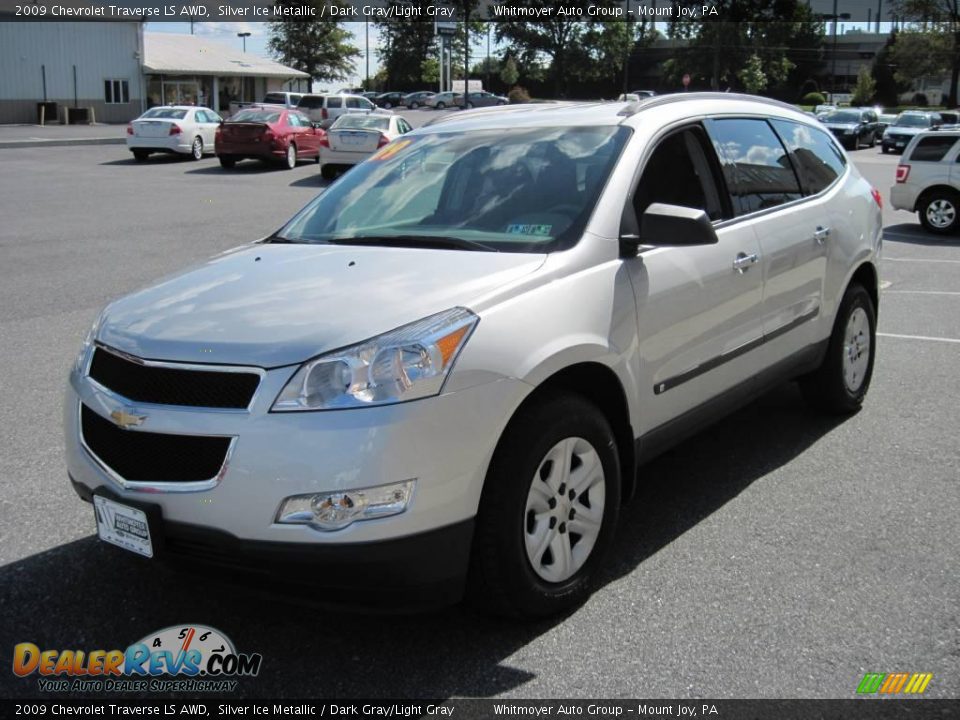 2009 Chevrolet Traverse LS AWD Silver Ice Metallic / Dark Gray/Light Gray Photo #3