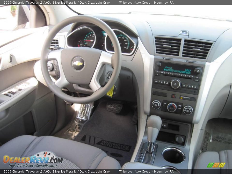 2009 Chevrolet Traverse LS AWD Silver Ice Metallic / Dark Gray/Light Gray Photo #7