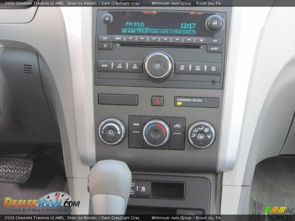 2009 Chevrolet Traverse LS AWD Silver Ice Metallic / Dark Gray/Light Gray Photo #8