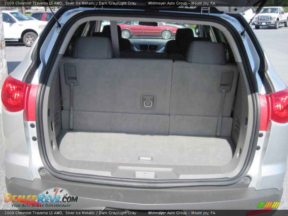 2009 Chevrolet Traverse LS AWD Silver Ice Metallic / Dark Gray/Light Gray Photo #10