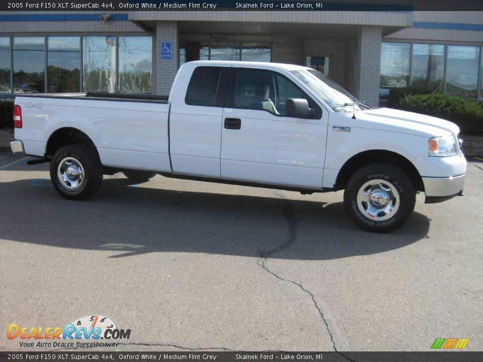 2005 Ford F150 XLT SuperCab 4x4 Oxford White / Medium Flint Grey Photo #1