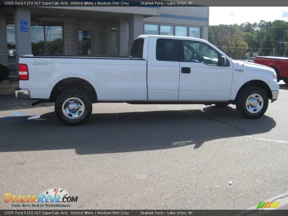 2005 Ford F150 XLT SuperCab 4x4 Oxford White / Medium Flint Grey Photo #2