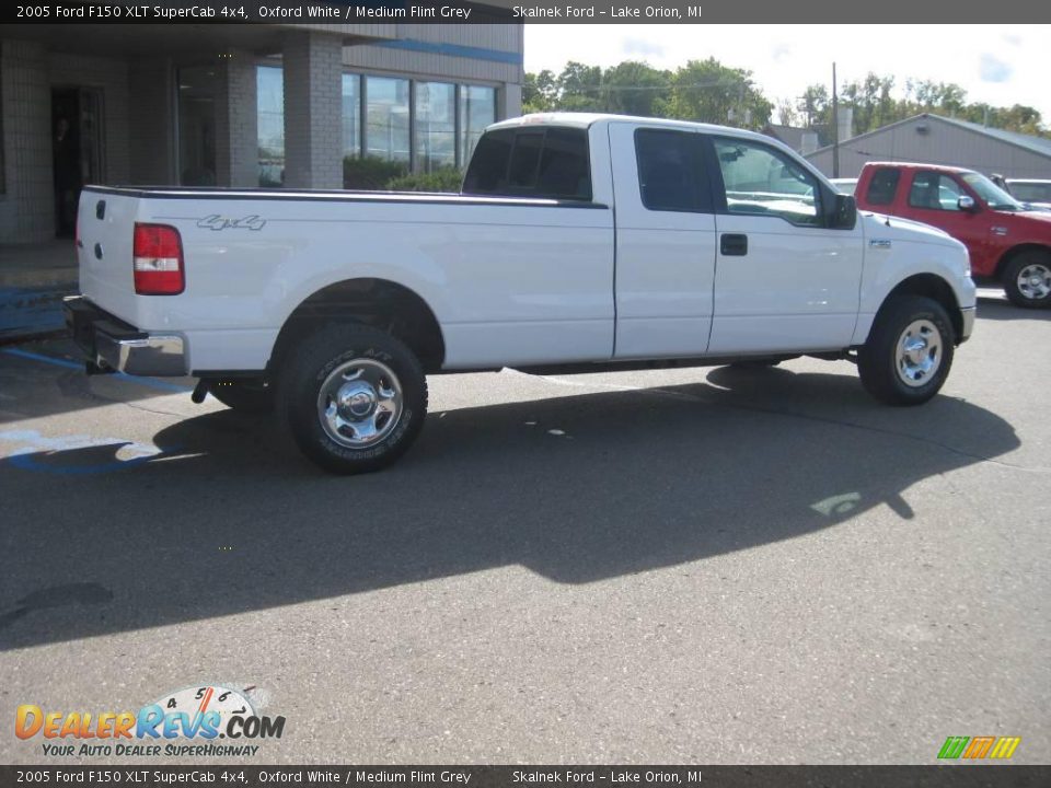 2005 Ford F150 XLT SuperCab 4x4 Oxford White / Medium Flint Grey Photo #3