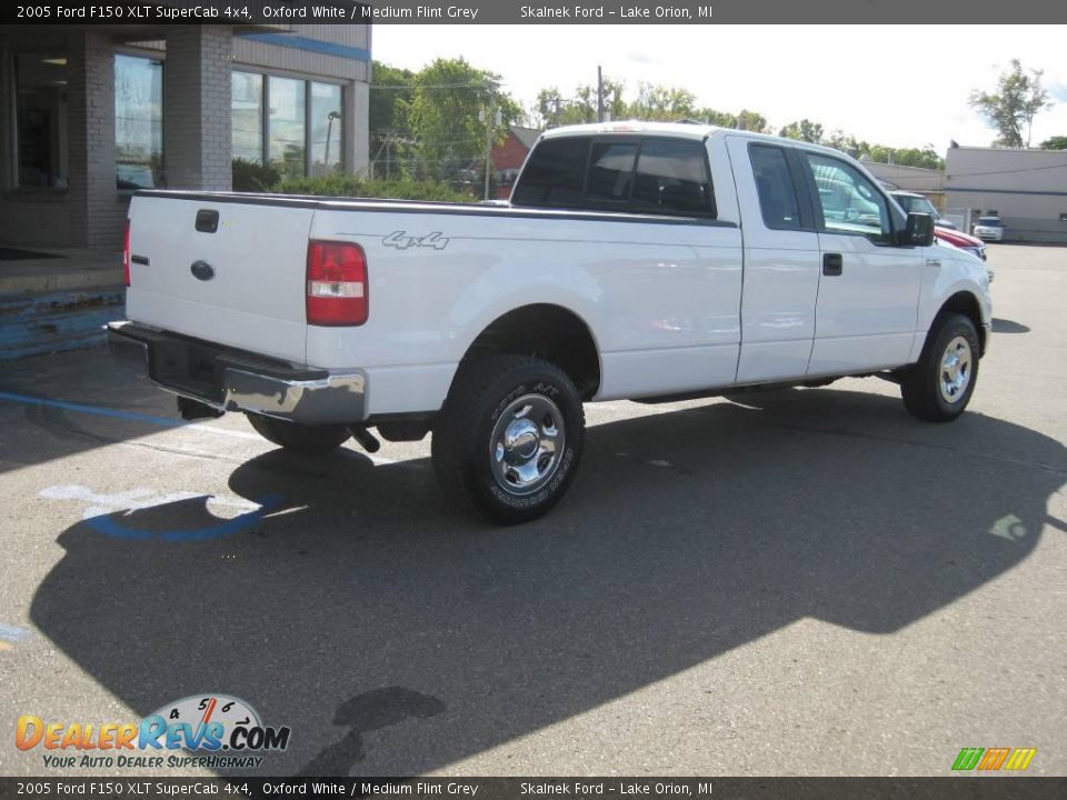 2005 Ford F150 XLT SuperCab 4x4 Oxford White / Medium Flint Grey Photo #4