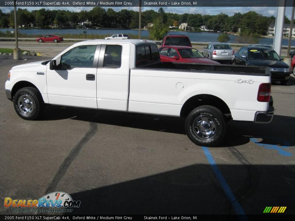 2005 Ford F150 XLT SuperCab 4x4 Oxford White / Medium Flint Grey Photo #9