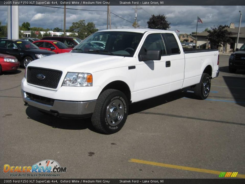 2005 Ford F150 XLT SuperCab 4x4 Oxford White / Medium Flint Grey Photo #12