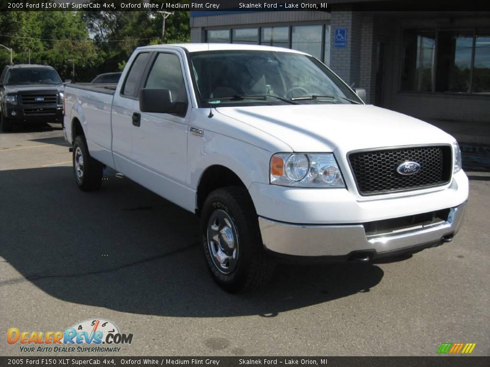 2005 Ford F150 XLT SuperCab 4x4 Oxford White / Medium Flint Grey Photo #15