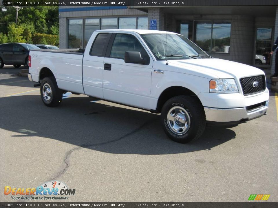 2005 Ford F150 XLT SuperCab 4x4 Oxford White / Medium Flint Grey Photo #16