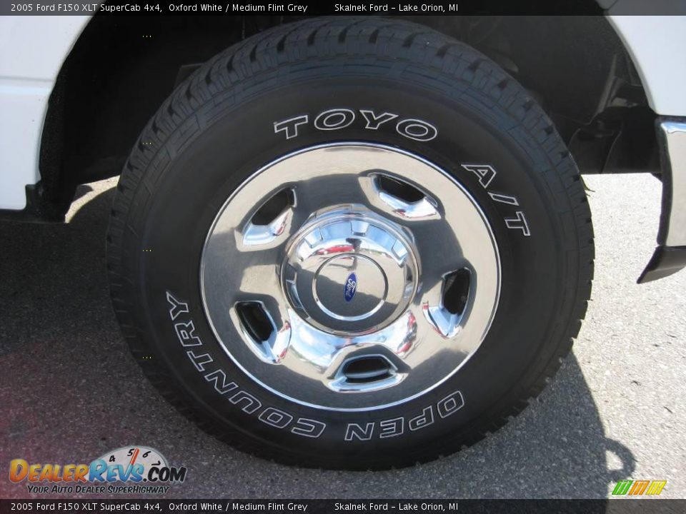 2005 Ford F150 XLT SuperCab 4x4 Oxford White / Medium Flint Grey Photo #17