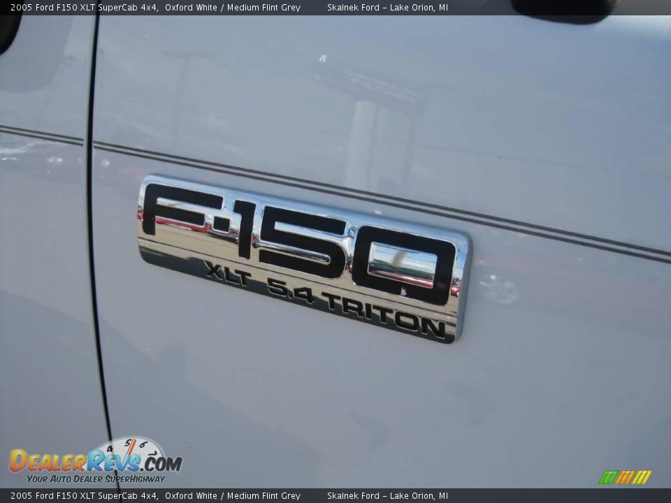 2005 Ford F150 XLT SuperCab 4x4 Oxford White / Medium Flint Grey Photo #18