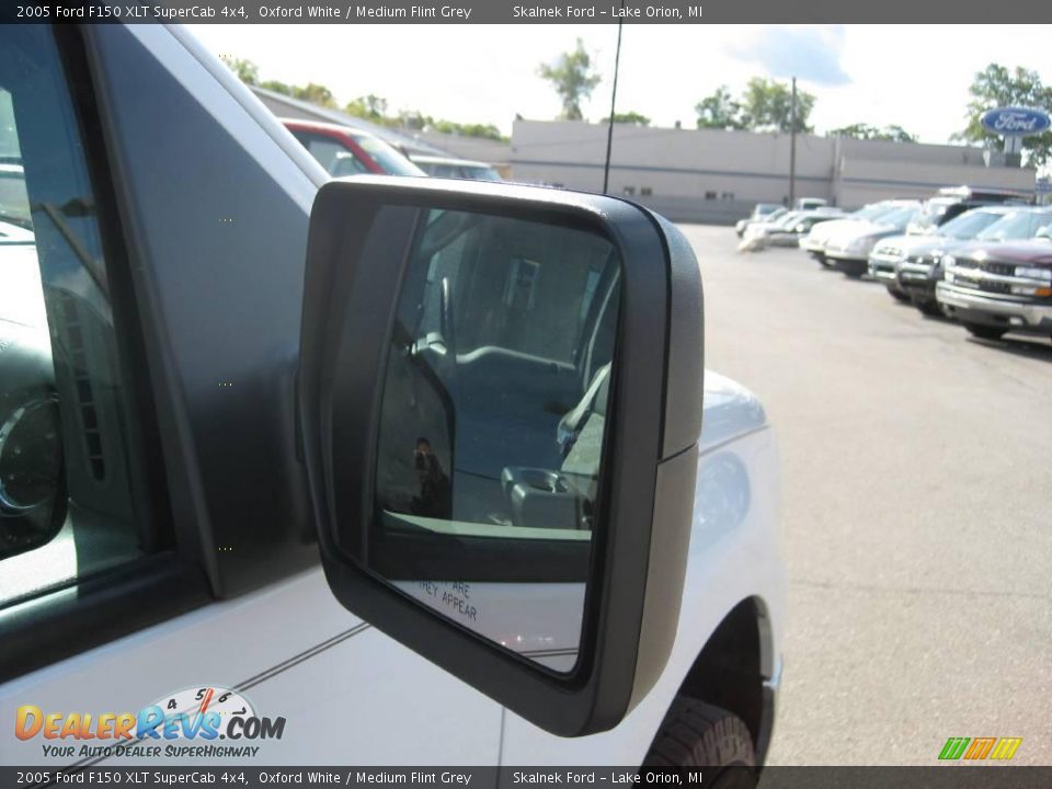 2005 Ford F150 XLT SuperCab 4x4 Oxford White / Medium Flint Grey Photo #22