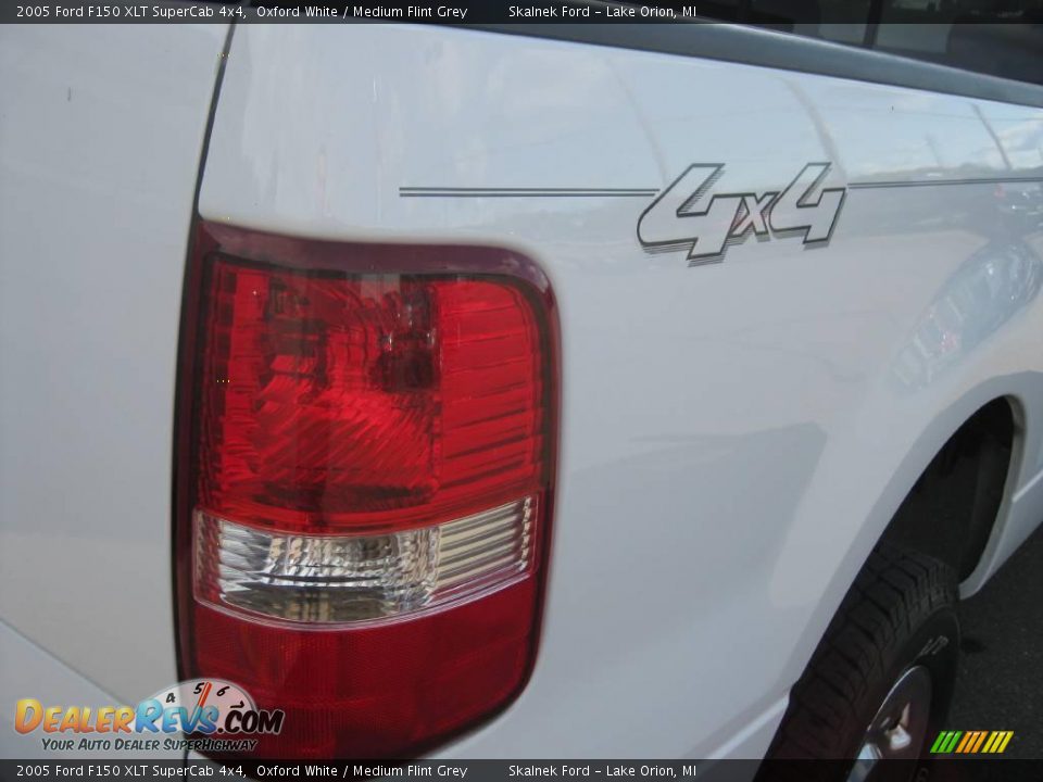 2005 Ford F150 XLT SuperCab 4x4 Oxford White / Medium Flint Grey Photo #23