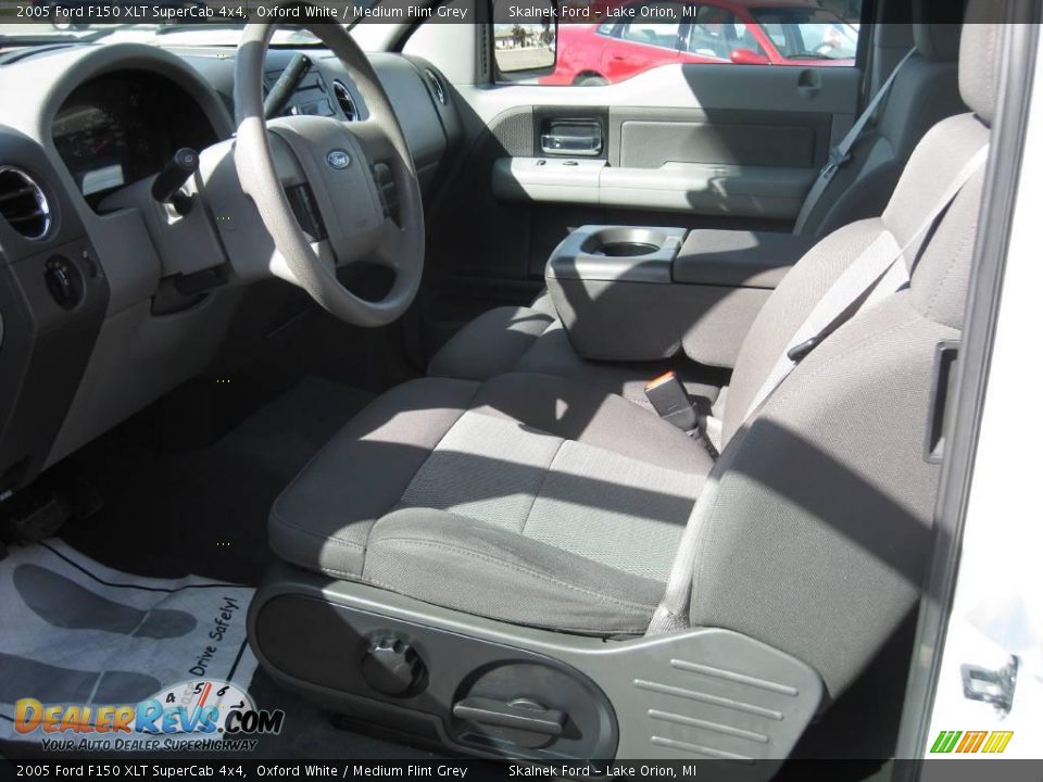 2005 Ford F150 XLT SuperCab 4x4 Oxford White / Medium Flint Grey Photo #26