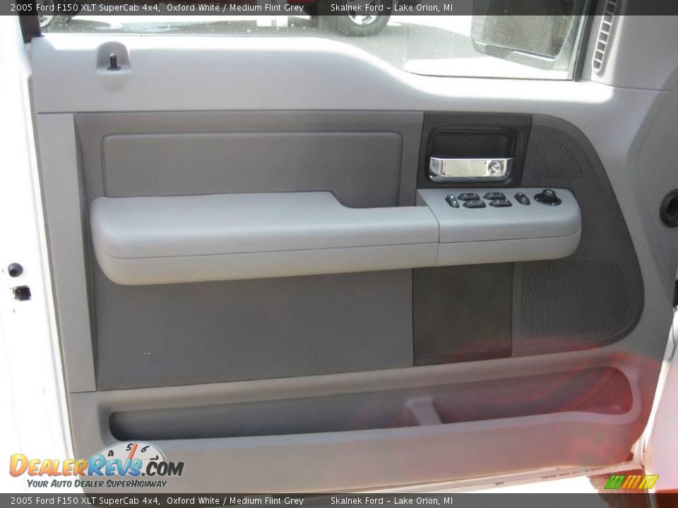2005 Ford F150 XLT SuperCab 4x4 Oxford White / Medium Flint Grey Photo #28