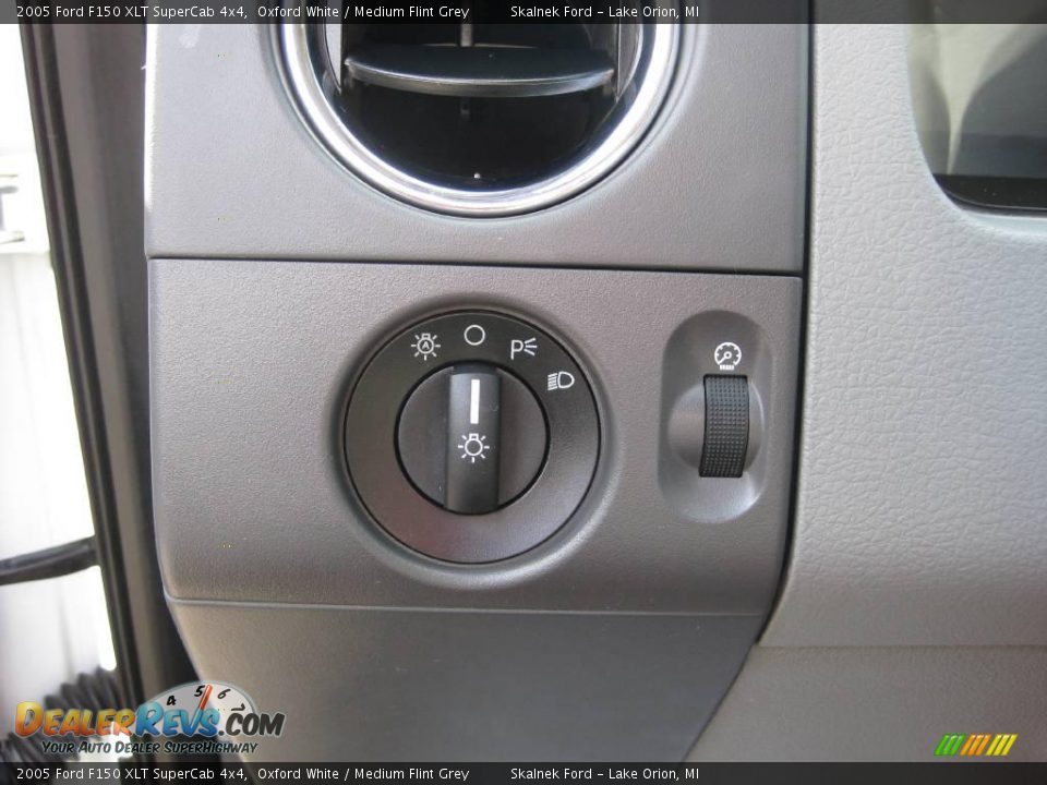 2005 Ford F150 XLT SuperCab 4x4 Oxford White / Medium Flint Grey Photo #29