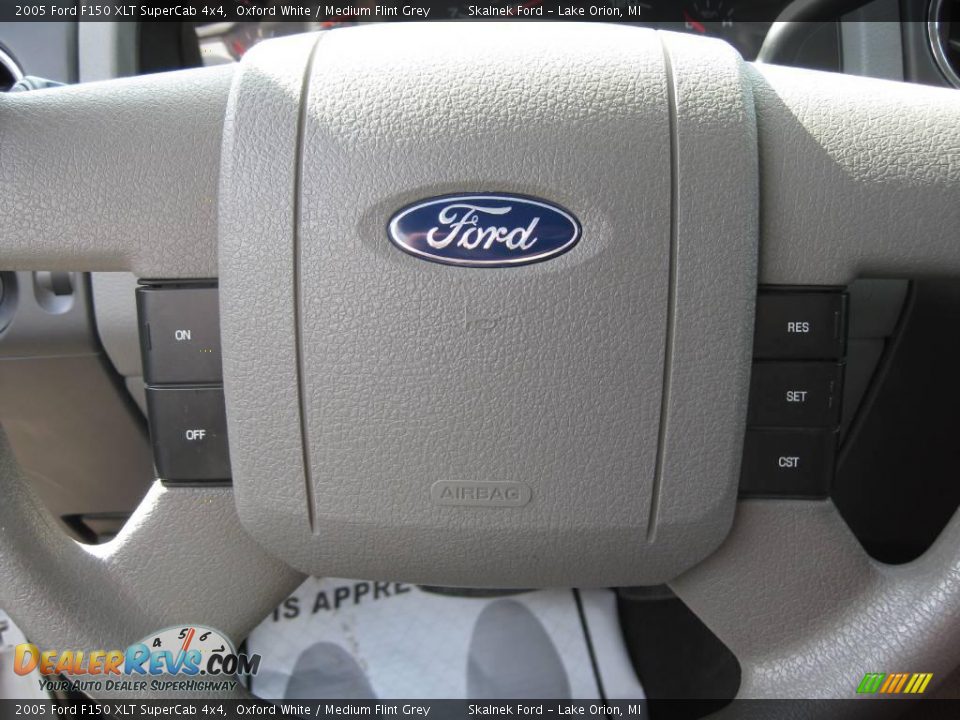 2005 Ford F150 XLT SuperCab 4x4 Oxford White / Medium Flint Grey Photo #31