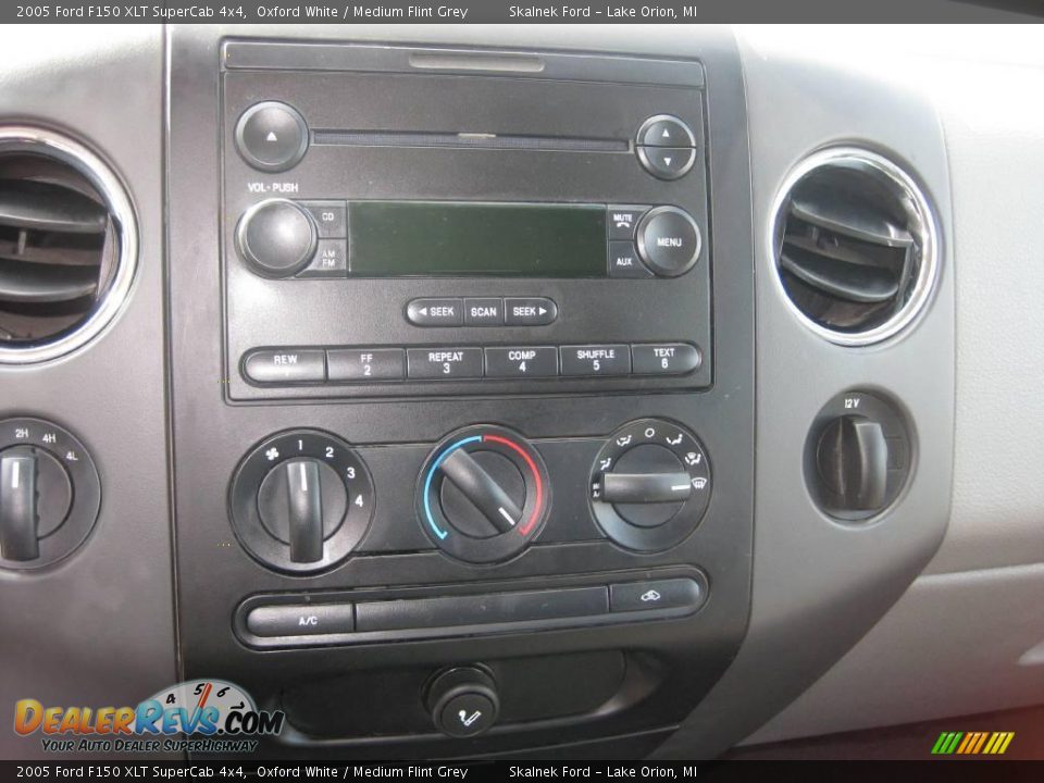 2005 Ford F150 XLT SuperCab 4x4 Oxford White / Medium Flint Grey Photo #33