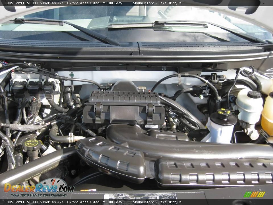 2005 Ford F150 XLT SuperCab 4x4 Oxford White / Medium Flint Grey Photo #34