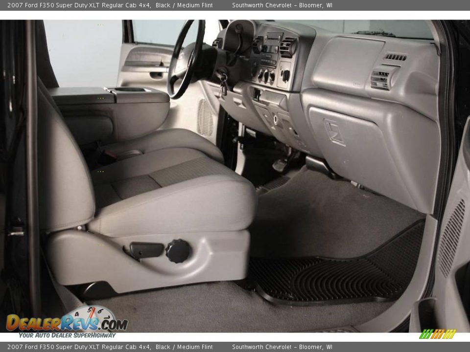 2007 Ford F350 Super Duty XLT Regular Cab 4x4 Black / Medium Flint Photo #4