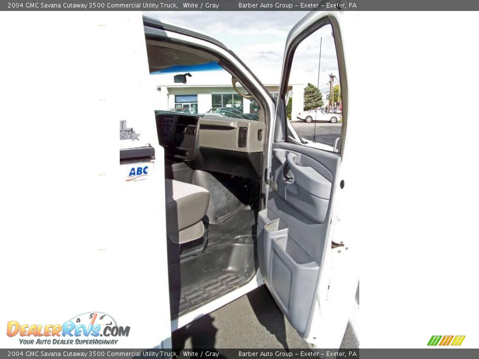 2004 GMC Savana Cutaway 3500 Commercial Utility Truck White / Gray Photo #19