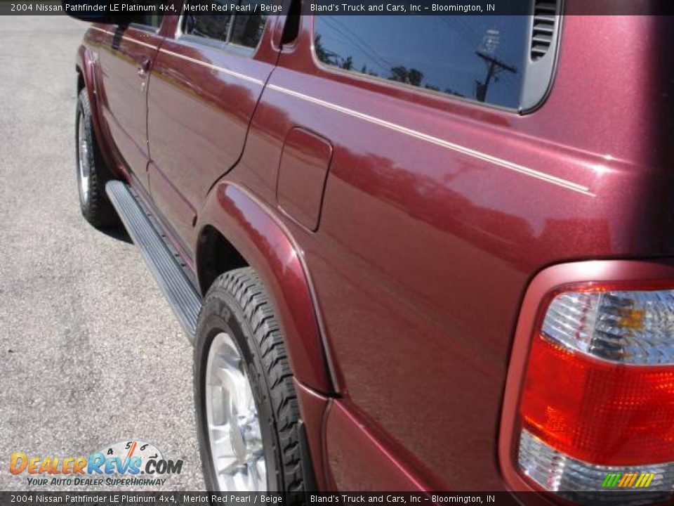 2004 Nissan Pathfinder LE Platinum 4x4 Merlot Red Pearl / Beige Photo #15