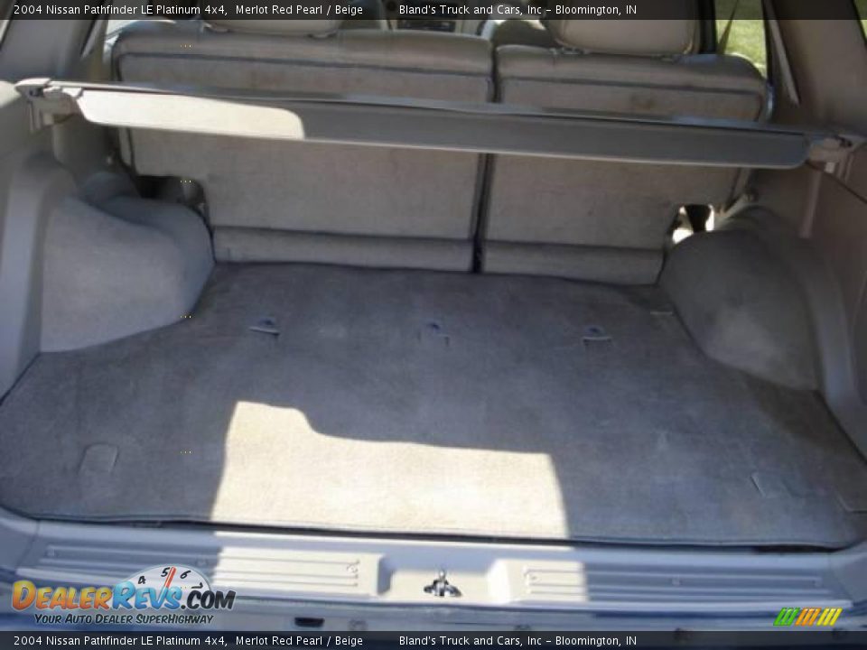 2004 Nissan Pathfinder LE Platinum 4x4 Merlot Red Pearl / Beige Photo #17