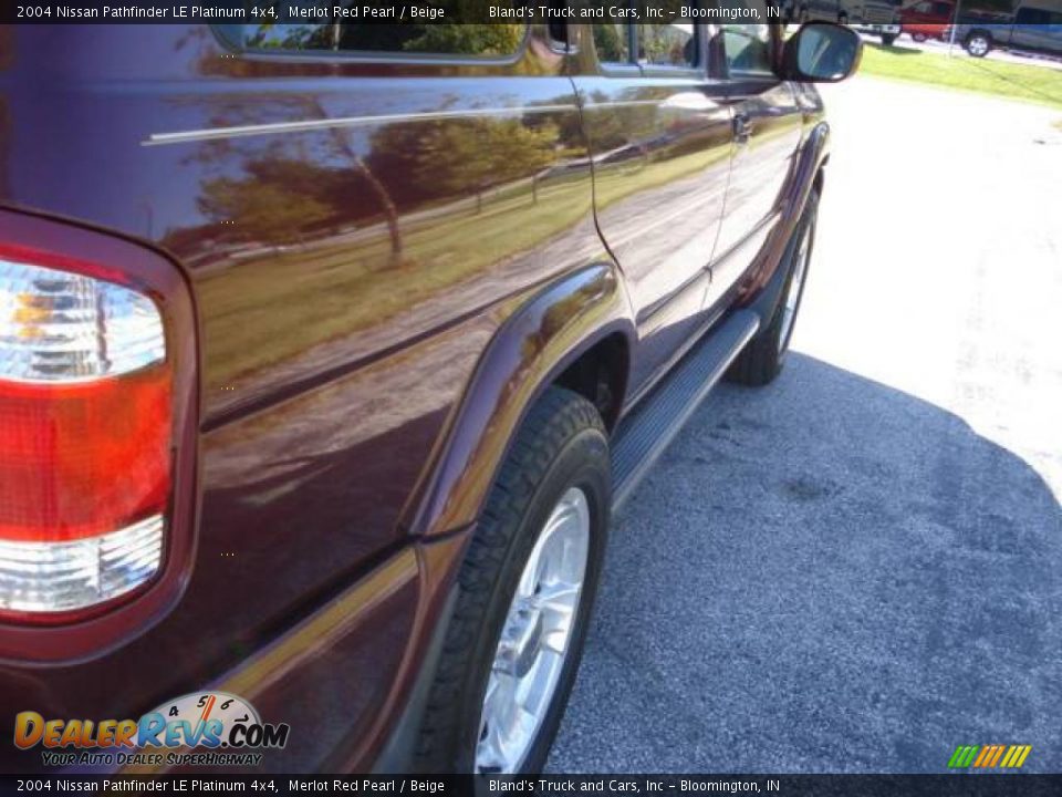 2004 Nissan Pathfinder LE Platinum 4x4 Merlot Red Pearl / Beige Photo #18