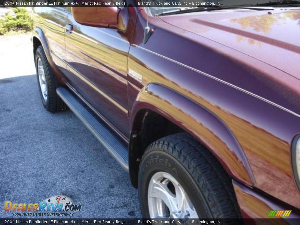 2004 Nissan Pathfinder LE Platinum 4x4 Merlot Red Pearl / Beige Photo #19