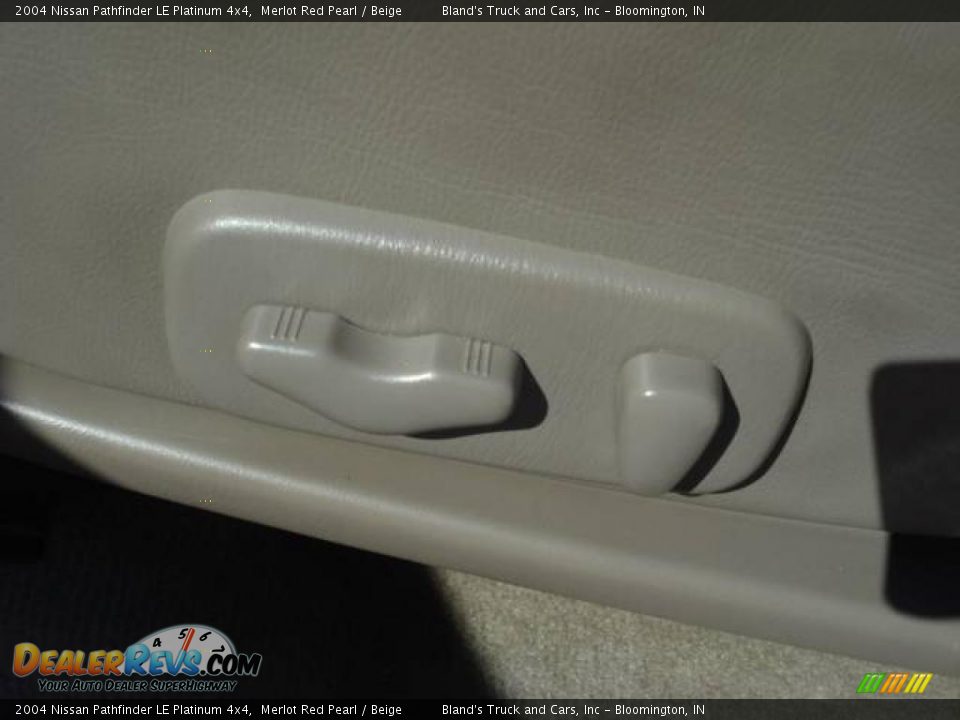 2004 Nissan Pathfinder LE Platinum 4x4 Merlot Red Pearl / Beige Photo #22