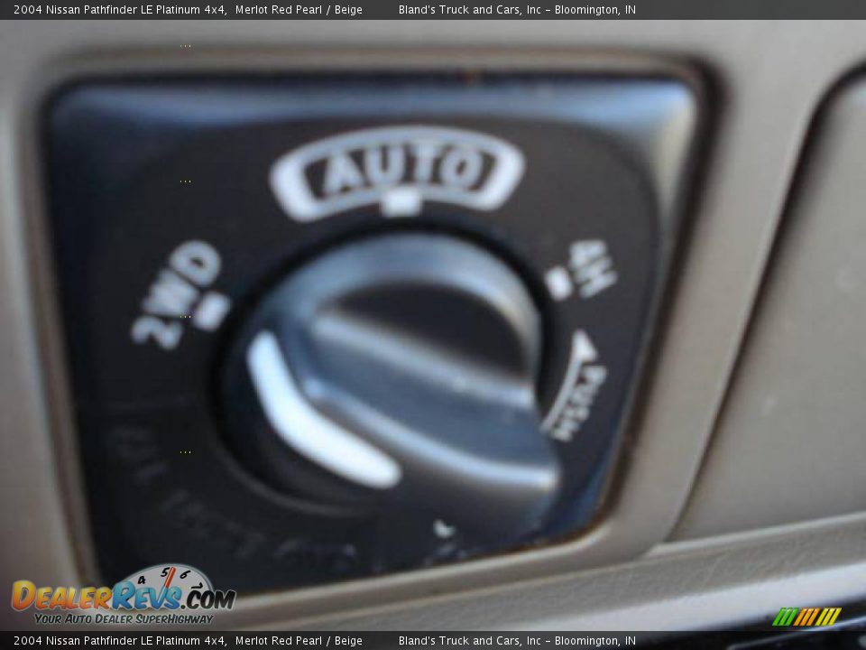 2004 Nissan Pathfinder LE Platinum 4x4 Merlot Red Pearl / Beige Photo #29