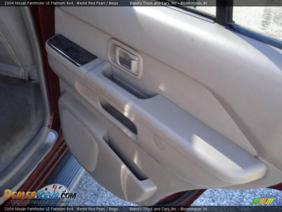 2004 Nissan Pathfinder LE Platinum 4x4 Merlot Red Pearl / Beige Photo #35