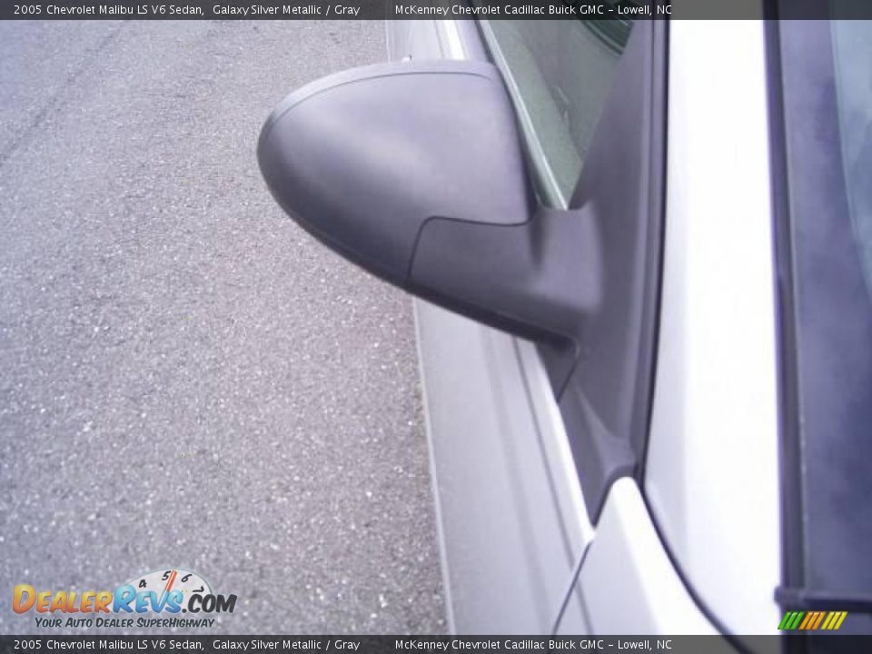 2005 Chevrolet Malibu LS V6 Sedan Galaxy Silver Metallic / Gray Photo #17
