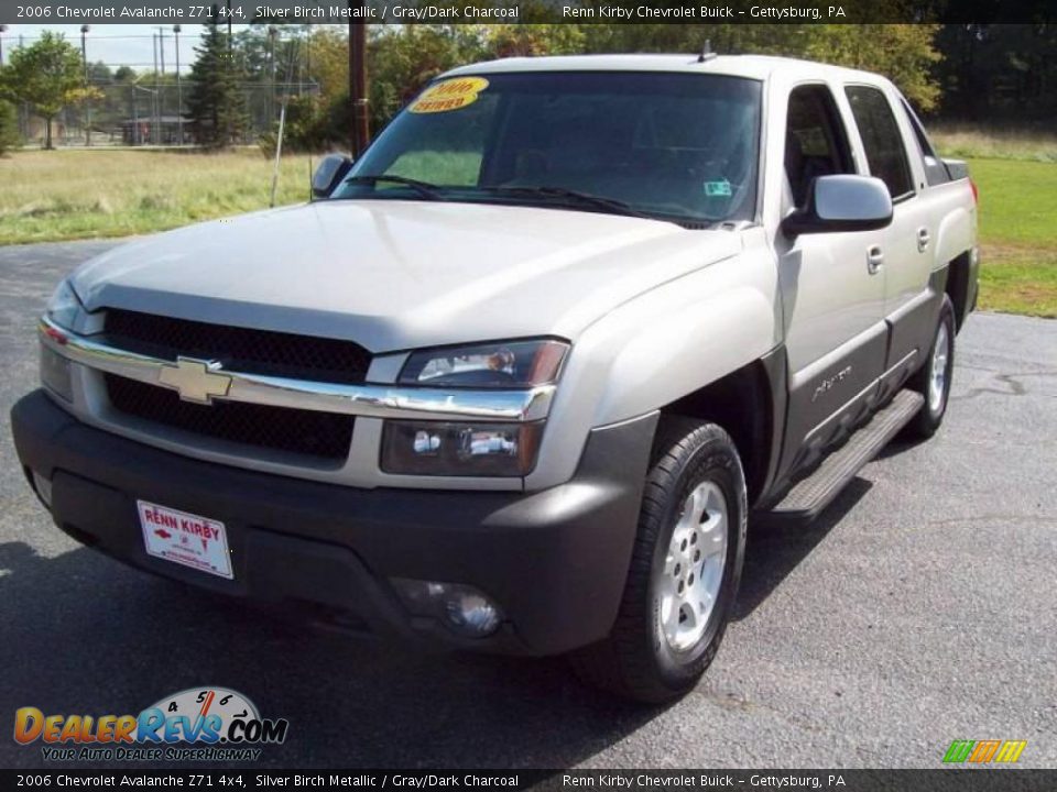 2006 Chevrolet Avalanche Z71 4x4 Silver Birch Metallic / Gray/Dark Charcoal Photo #2