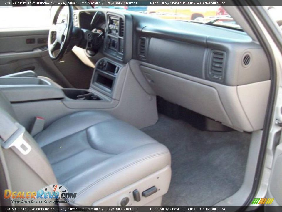 2006 Chevrolet Avalanche Z71 4x4 Silver Birch Metallic / Gray/Dark Charcoal Photo #17