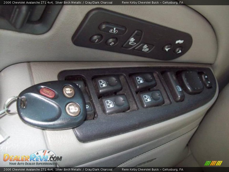 2006 Chevrolet Avalanche Z71 4x4 Silver Birch Metallic / Gray/Dark Charcoal Photo #19
