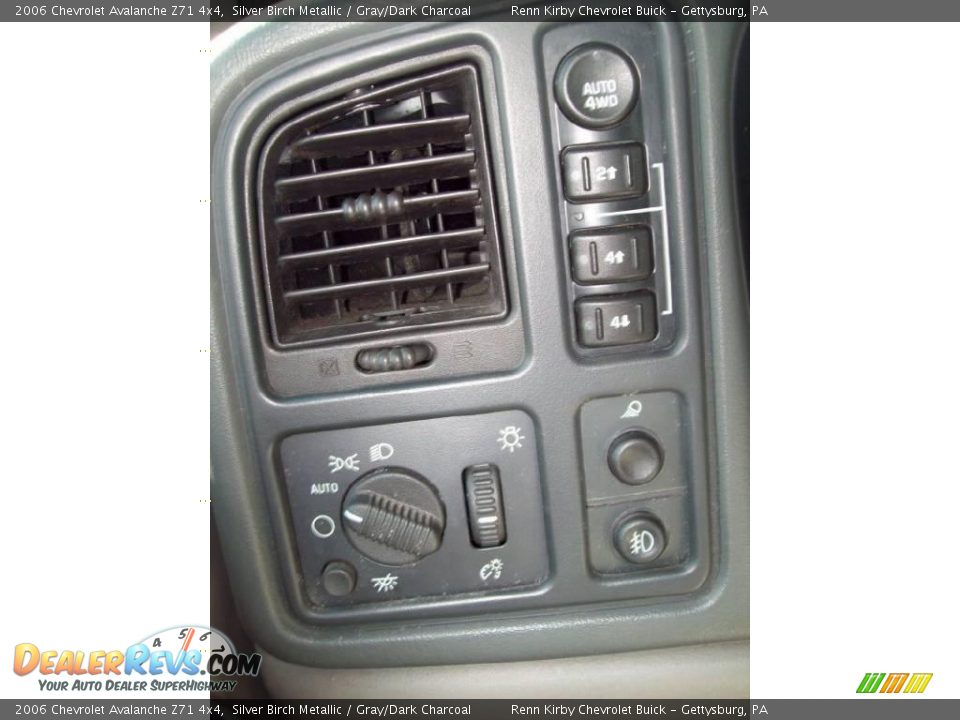 2006 Chevrolet Avalanche Z71 4x4 Silver Birch Metallic / Gray/Dark Charcoal Photo #20