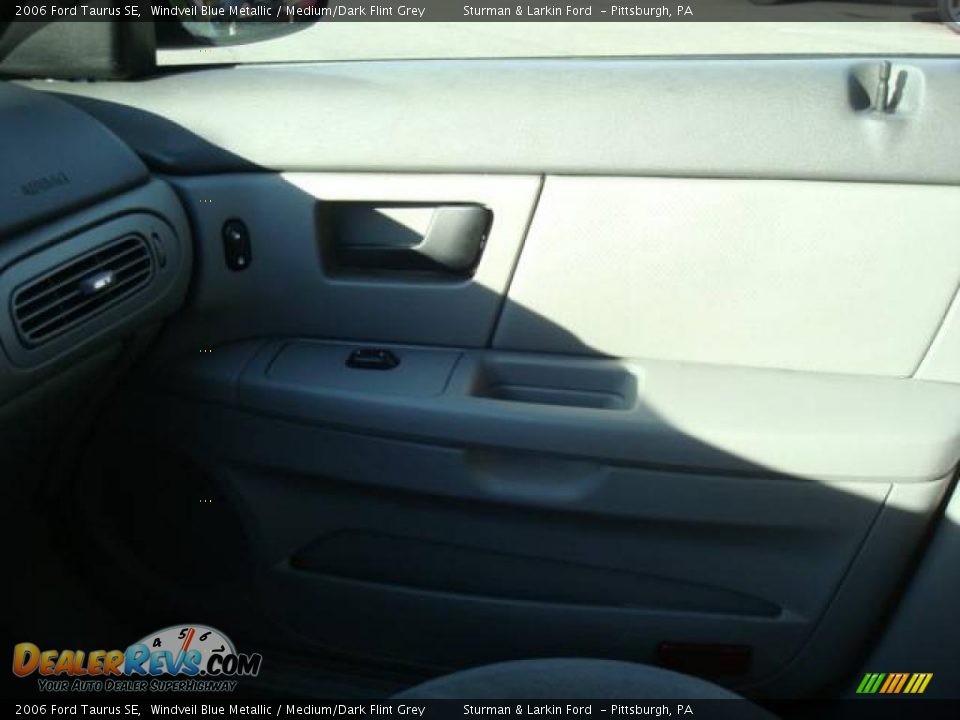 2006 Ford Taurus SE Windveil Blue Metallic / Medium/Dark Flint Grey Photo #17