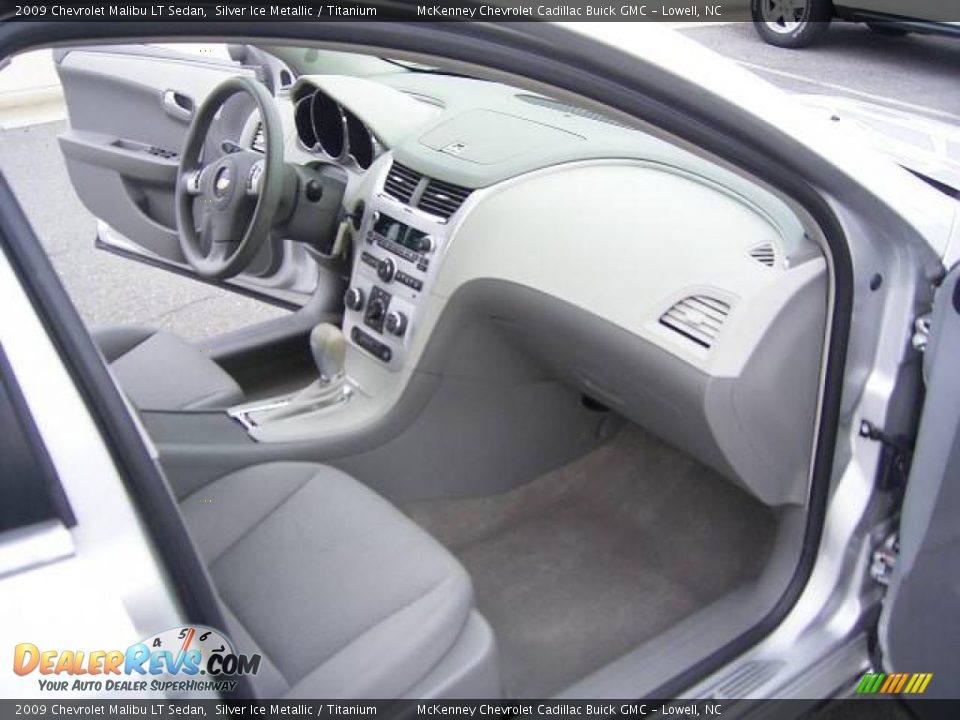 2009 Chevrolet Malibu LT Sedan Silver Ice Metallic / Titanium Photo #15