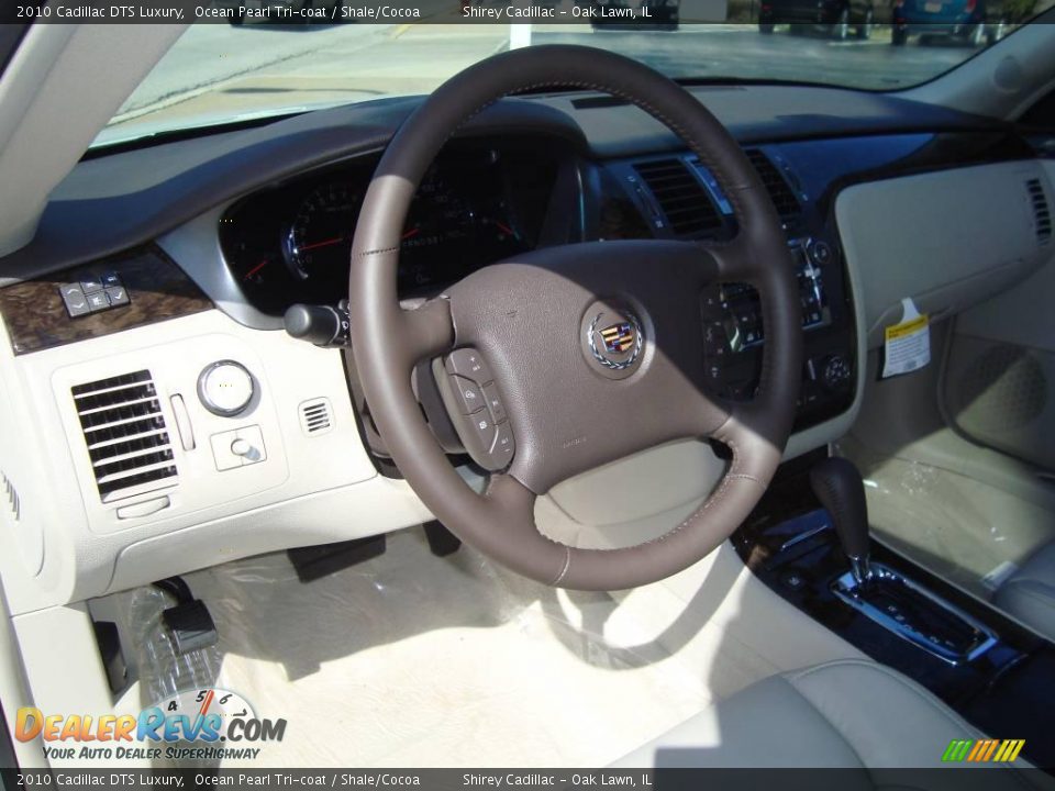2010 Cadillac DTS Luxury Ocean Pearl Tri-coat / Shale/Cocoa Photo #10