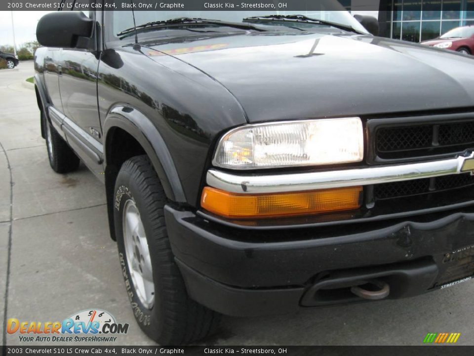 2003 Chevrolet S10 LS Crew Cab 4x4 Black Onyx / Graphite Photo #3